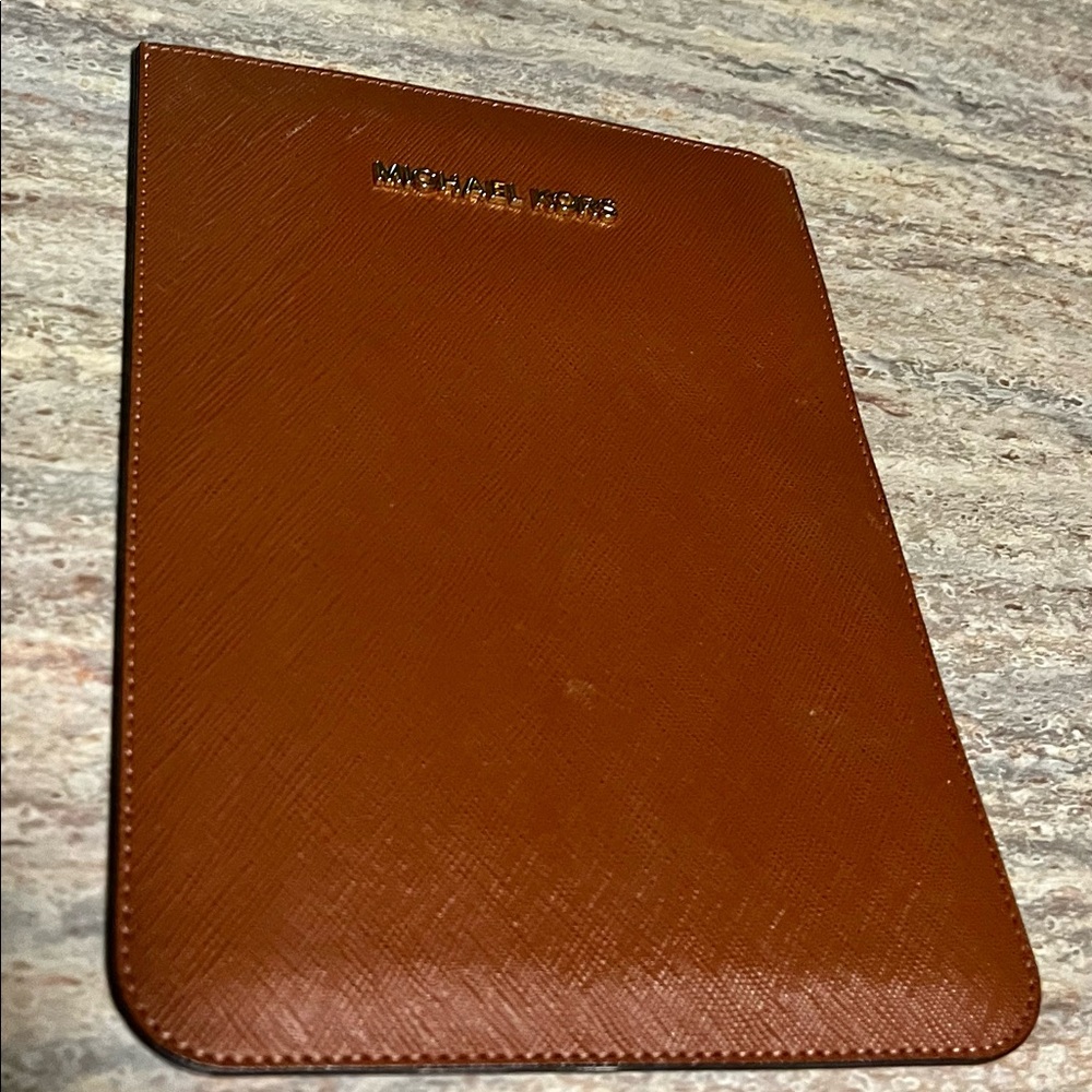 Michael Kors brown table sleeve